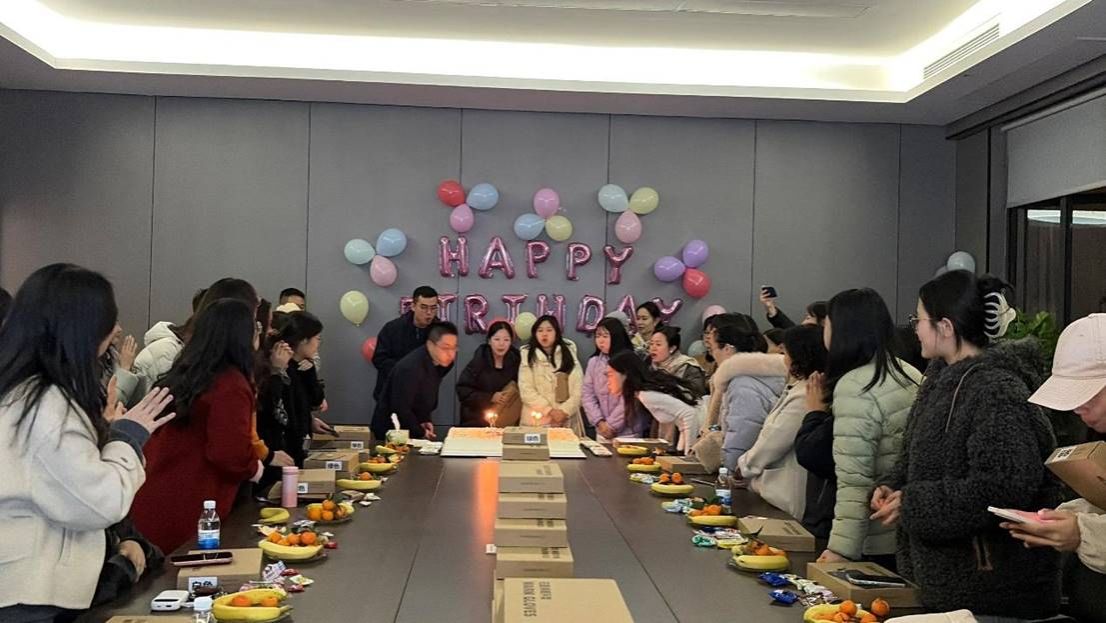 人们在看台上的人在房间里 AI 生成的内容可能不正确。