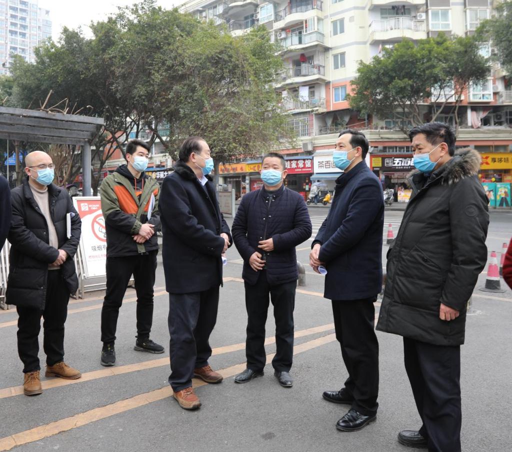 (2月23日,重庆市教委干部周正发,合川区教委副书记芮莉听取开学准备