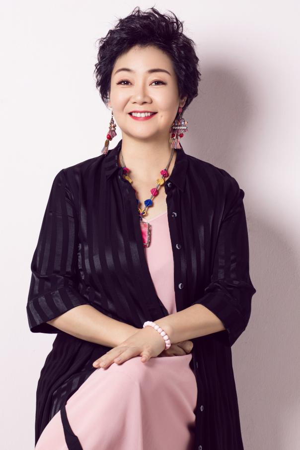 著名演员萨日娜获邀聘为我校星宏影视融媒体学院院长